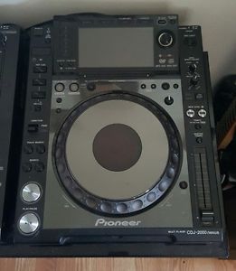 2 Pioneer CDJ 2000 NEXUS Tunrtables