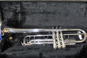 YAMAHA XENO   YTR 8345 Professional Trumpet w/ case and mouthpiece