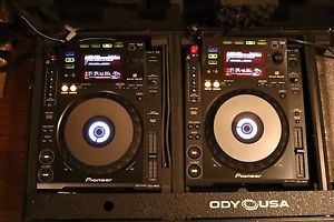 2 Pioneer CDJ 900s