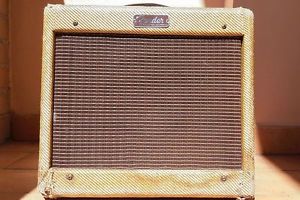 VINTAGE 1957 FENDER CHAMP 5E1