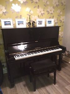 Black Upright Piano in Gloss Black - YAMAHA U3