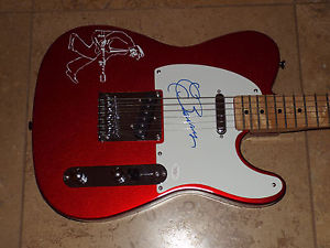 CHUCK BERRY SIGNED GUITAR  AUTOGRAPHED JSA LOA COA  Very Nice