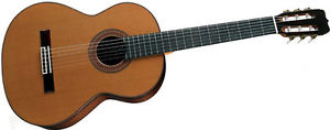 RAMIREZ R 4 AVEC HOUSSE RIGIDE GUITARE CLASSIQUE