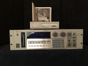 Akai S1000 HD Sampler Plus Serious Goodies
