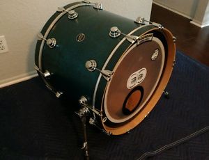 Collectors series DW Bass drum 18"x22"