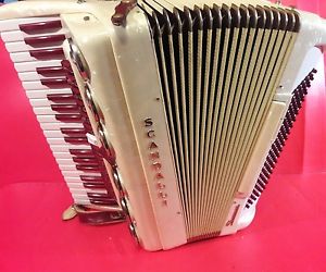SCANDALLI  ACCARDION SHOWMAN 12O.bass excelle condion