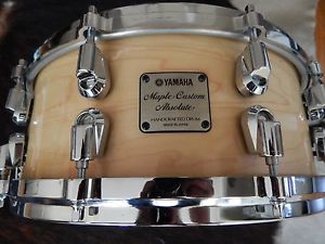 Yamaha Maple Custom Absolute Snare in Red-Pearl Natural with Nouveau Lugs