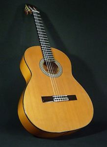 SPANISH GUITAR JUAN MONTES NARROW BODY. GUITARRA FLAMENCO NARANJA 135M HARD CASE