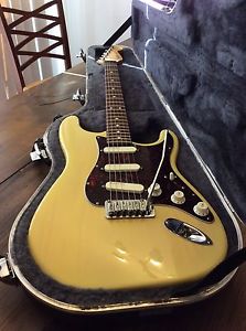 1993 Fender Stratocaster Deluxe Plus In Vintage Blonde