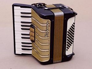 Very Nice Accordion Hohner Concerto I  48 bass including case