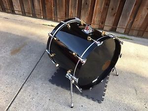 Yamaha 22" Maple Custom Bass Drum- Black with Gold Lugs