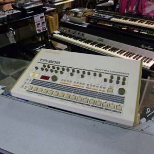 USED ROLAND TR-909 in Great Condition