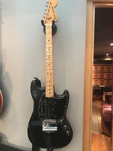 VINTAGE 1977 FENDER MUSTANG US