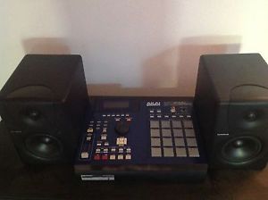 Akai mpc 2000xl, elite production, great condition, blue with grey pads.