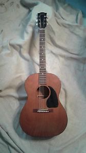 1962 GIBSON LG-0 NATURAL MAHOGANY WITH AN ORIGINAL BROWN GATOR SOFT CASE.