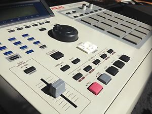 AKAI MPC 2000 XL Sequencer Sampler - Serviced with original box