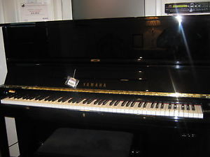 Yamaha upright Disklavier with 10 FREE disks