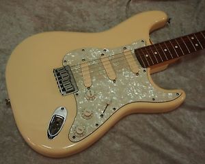 2005 Fender USA Stratocaster Strat electric guitar w/ hardtail in cream/white