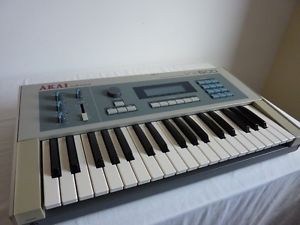 Akai VX600 matrix synthesiser in outstanding condition