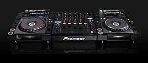 2X Pioneer CDJ 2000 nexus W/ 1X DJM 900 Nexus