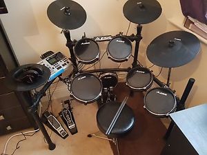 Alesis DM10 including jack adaptor, headphones and stool! With box and manuals!