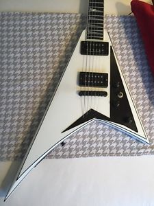 Jackson USA RR1T in Snow White with Black pinstripes