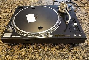 Pair of Technics Sl1200mk5g Glit