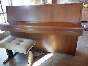 Yamaha-Klavier M5FJ- Nußbaum satiniert, incl.Klavierbank gepol.und höhenverst.