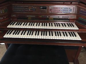LOWREY ORGAN SU500 ROYALE!  Excellent Condition! Comes with Padded Bench