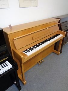Klavier Yamaha - Model P110N - mit Konsolen
