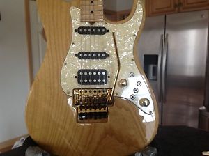 Tom Anderson The Classic Electric Guitar in Natural With Case