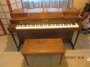 BALDWIN SPINETT PIANO  939 HOWARD TRANSITIONAL  W/BENCH