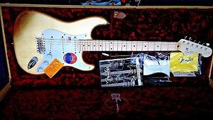 usa fender eric clapton artist series guitar--gold leaf