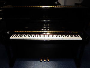 YAMAHA P121 UPRIGHT PIANO. AROUND 10 YEARS OLD AMAZING SOUND AND TOUCH