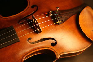 A GOOD OLD ANTIQUE ENGLISH VIOLIN BY JASON MADDOCKS, LEEDS 1947.