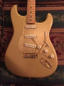 Fender 50th anniversary gold stratocaster 2004 w/tweed bag.