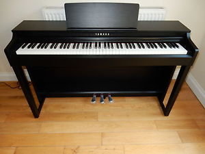 YAMAHA CLP525 DIGITAL PIANO.