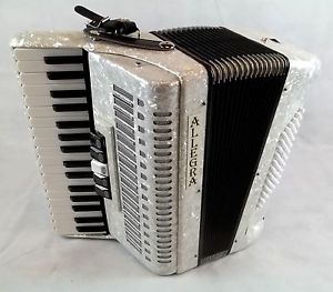 AKKORDEON Allegra 72/3 W weiß  inkl. Koffer und Riemen kurz gebraucht