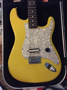Tom Delonge Stratocaster graffiti yellow, rare.