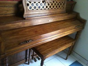 BALDWIN CONSOLE PIANO WALNUT FINISH WITH BENCH