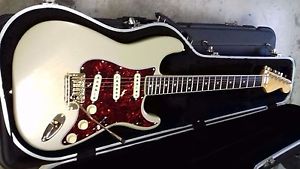 vds guitare type stratocaster, assemblée par professionnel.....