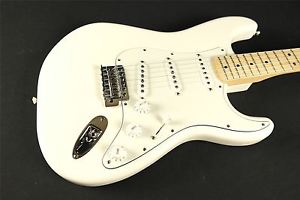 Fender Standard Stratocaster - Maple Fingerboard - Arctic White (482)
