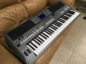 Yamaha PSR-S670 Keyboard Synthesizer like new