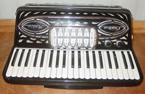 LINDO CENTRO-MATIC SUPER MODEL 50 ACCORDION W/CASE STRAPS GREAT WORKING CONDITIO