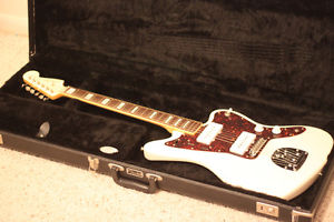 FENDER Jazzmaster - Vintage White w/ Matching Headstock & Hardshell - CIJ JM66B