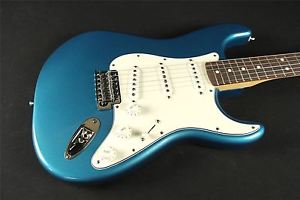 Fender Standard Stratocaster - Rosewood Fingerboard - Lake Placid Blue (613)