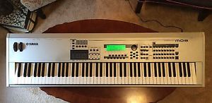 YAMAHA MO8 WORKSTATION SYNTHESIZER 88 KEYS WEIGHTED  - VERY LOW USE, LOW$