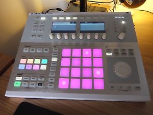NATIVE INSTRUMENTS MASCHINE STUDIO (WHITE) AND KOMPLETE 11 SELECT SOFTWARE BOXED