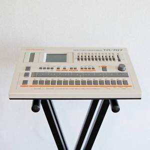 USED ROLAND TR-707 Drum Machine Rhythm Composer W/ AC adapter Free Tracking Ship