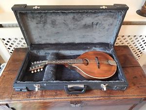 1915 Gibson Mandolin with Hard Case. Good condition - lovely vintage instrument